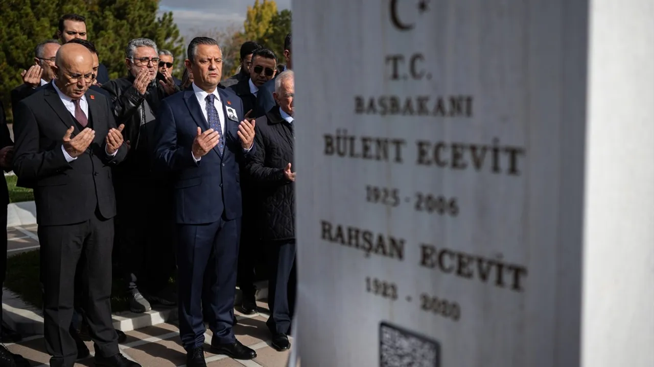 Özgür Özel, Bülent Ecevit'in Kabrini Ziyaret Etti