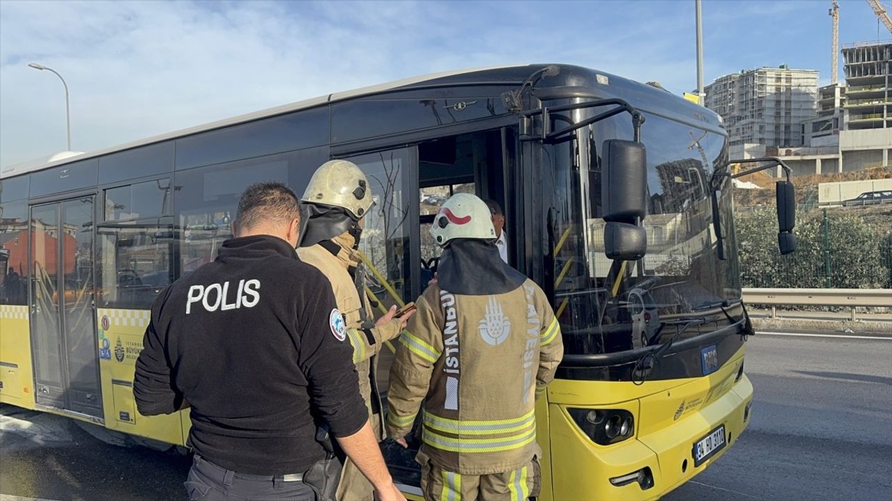 Pendik'te İETT Otobüsünde Yangın Çıktı, Kısa Sürede Söndürüldü