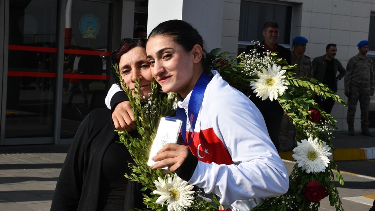 Pınar Benek, Dünya Gençler Boks Şampiyonası'nda Gümüş Madalya Kazandı