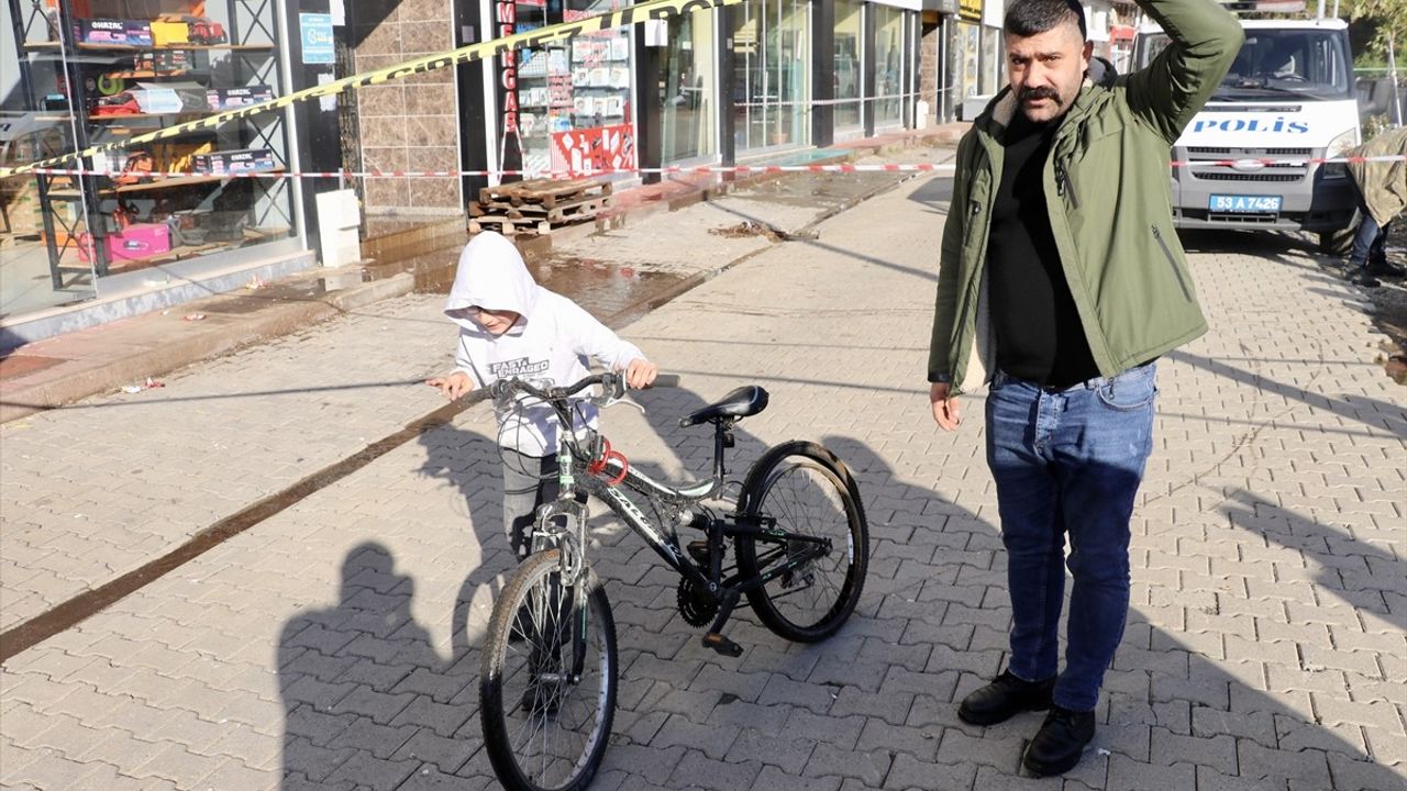 Rize'de Heyelan Anında Panik: Güvenlik Kamerası ile Görüntülendi