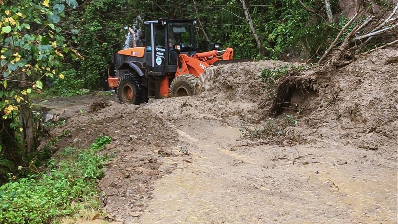 Rize'de Şiddetli Yağışlar Heyelanlara Neden Oldu: 21 Köy Yolu Kapatıldı