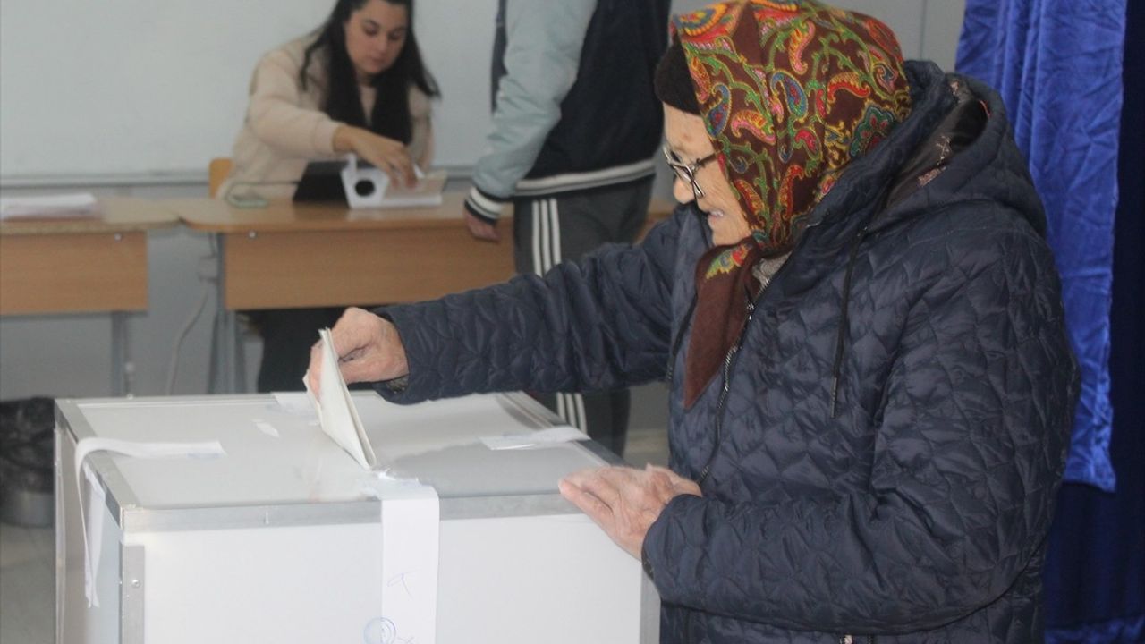 Romanya Cumhurbaşkanlığı Seçimleri İçin Sandık Başında