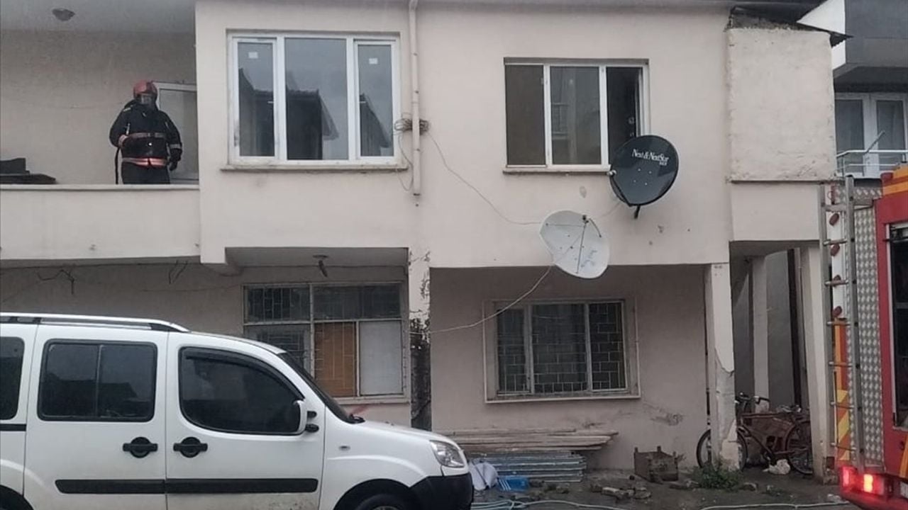 Sakarya'da Evde Yangın: Engelli Kişi Hastaneye Kaldırıldı