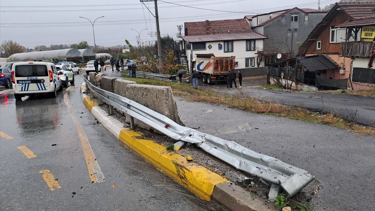 Sakarya'da Fren Arızası Sonucu Kamyon Eve Girdi: Sürücü Yaralı