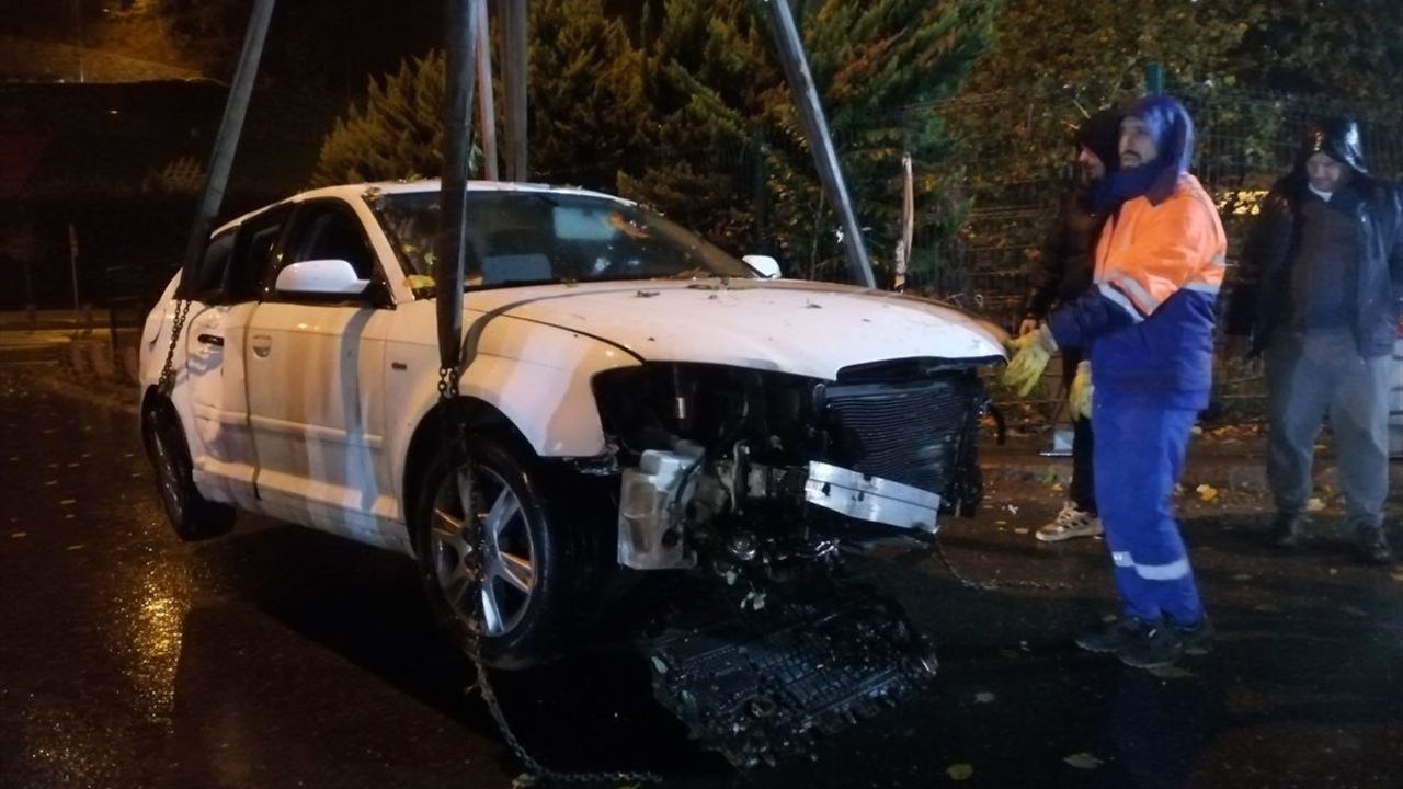 Sarıyer'de Tünel Çıkışındaki Kaza: Otomobil Yeşillik Alana Düştü