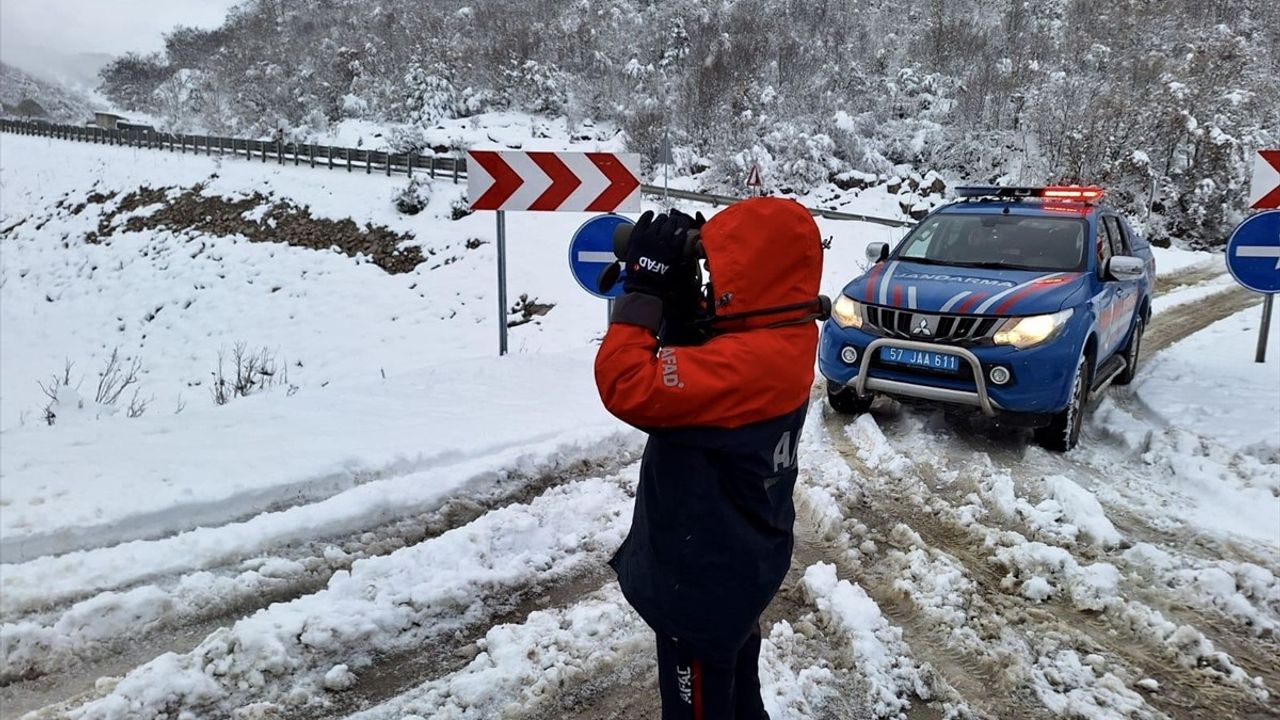 Sinop'ta Kar ve Tipi Nedeniyle Mahsur Kalan 8 Kişi Kurtarıldı