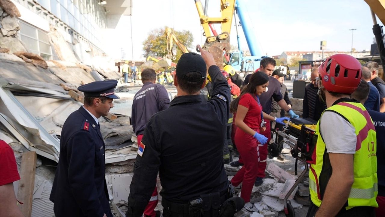 Sırbistan'da Tren İstasyonu Çöktü: 14 Kayıp