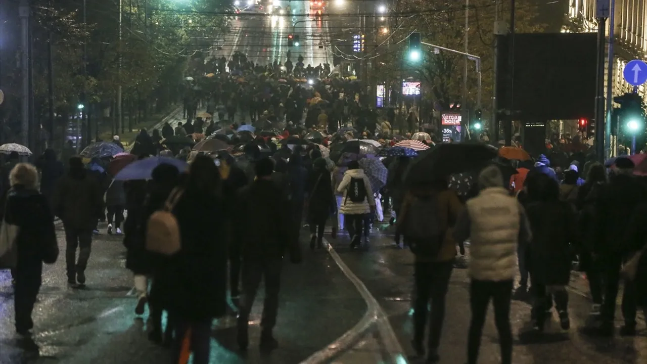 Sırbistan'da Tren İstasyonu Kazası Protesto Edildi: Başbakan İstifa İstendi