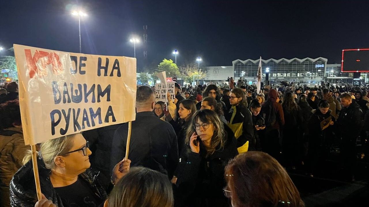 Sırbistan'da Tren İstasyonu Protestoları Sürüyor