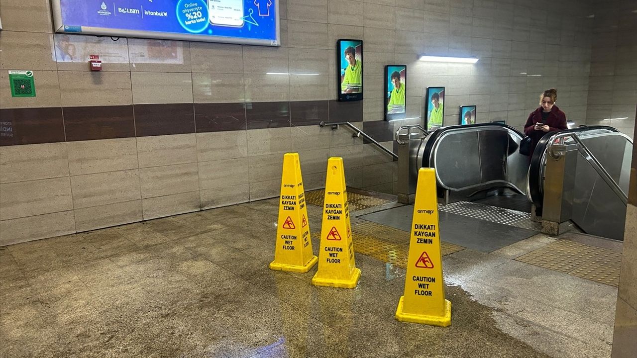 Taksim Meydanı'nda Su Borusu Patladı, Metro İstasyonu Etkilendi