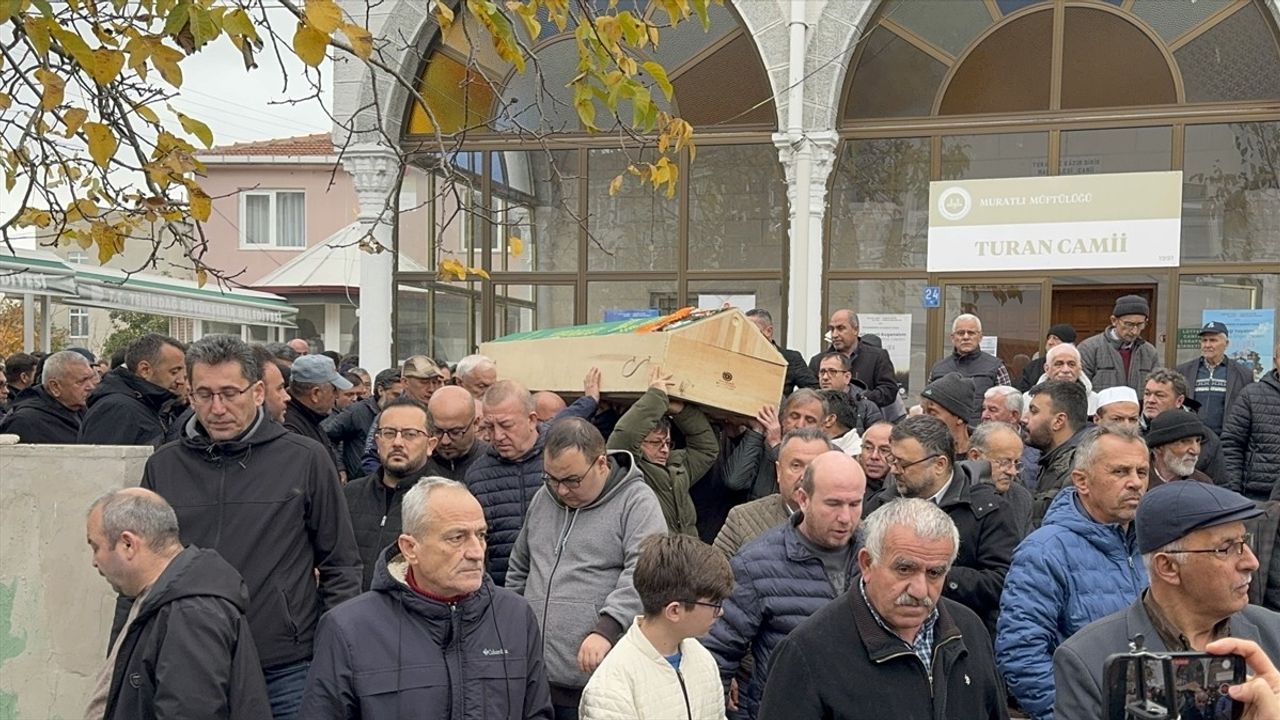 Tekirdağ'da Oğlu Tarafından Bıçaklanan Annenin Cenazesi Toprağa Verildi