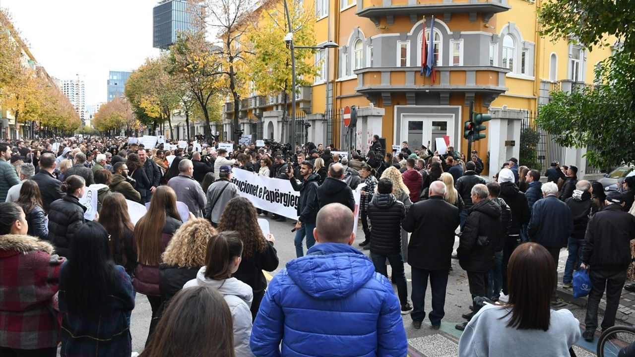 Tiran'da Akran Şiddetine Karşı Protesto Gösterisi