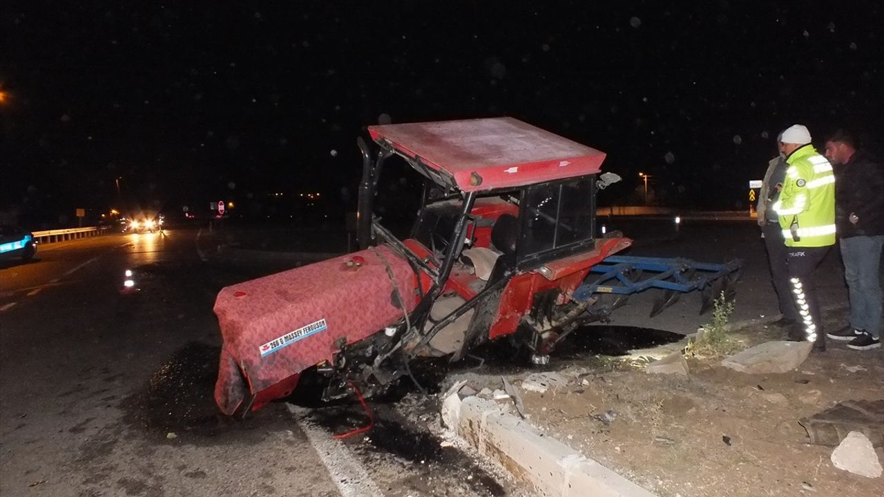 Tokat'ta Otomobil ve Traktör Çarpıştı: 5 Yaralı