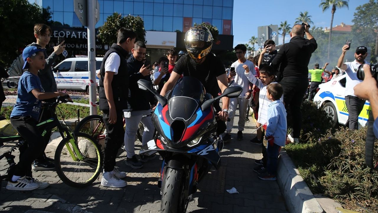 Toprak Razgatlıoğlu, Alanya'da Dünya Şampiyonu Olarak Coşkuyla Karşılandı