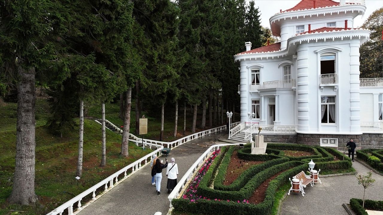 Trabzon'da Atatürk Köşkü'nde Ziyaretçi Yoğunluğu