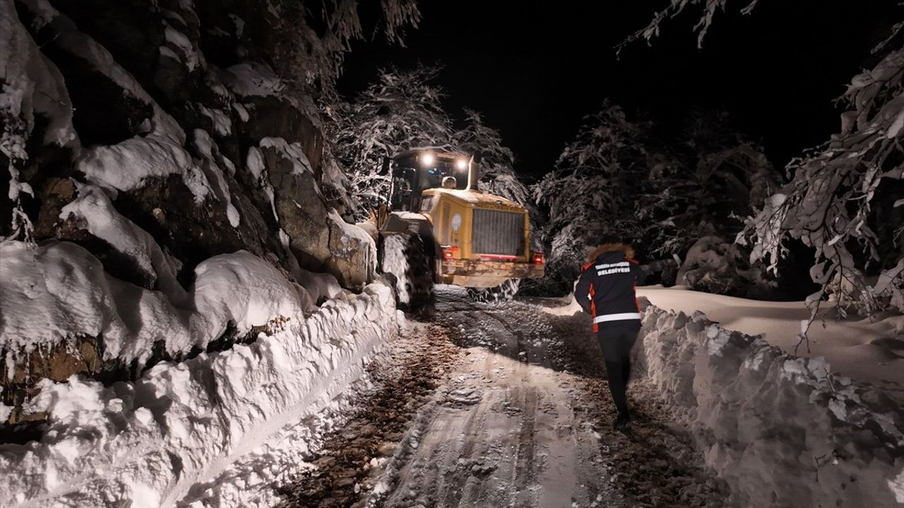 Trabzon'da Kar Yağışı Sonrası Hayvanlarıyla Mahsur Kalan Besiciler Kurtarıldı