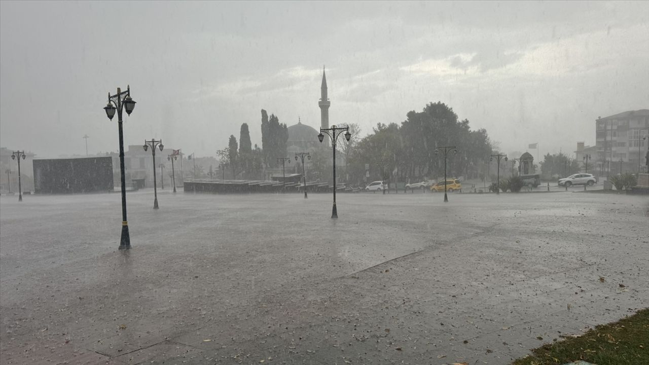 Trakya'da Sağanak ve Fırtına Etkili: Edirne, Kırklareli ve Tekirdağ Olaylara Hazır