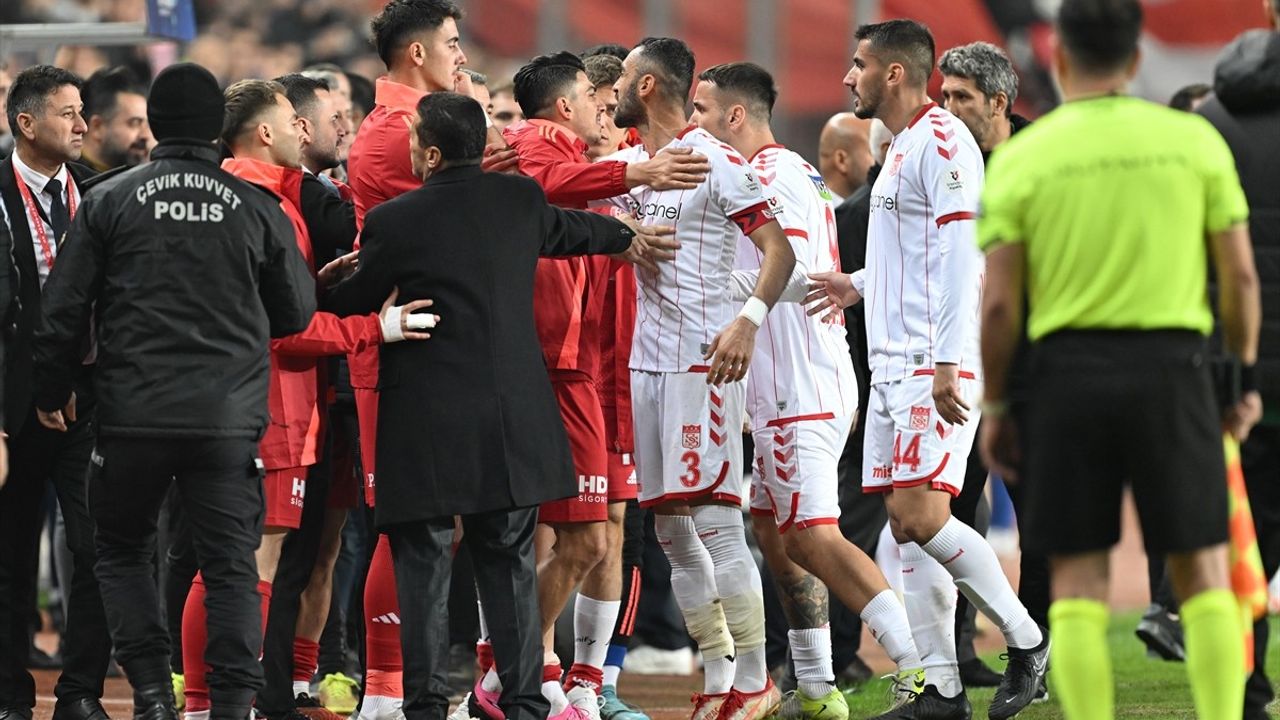 Trendyol Süper Lig'de Antalyaspor, Sivasspor'u 2-1'le Geçti