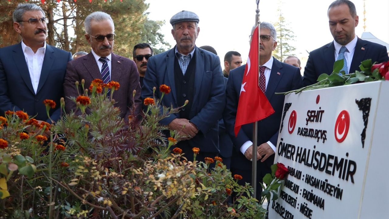 Ulaştırma Bakanı Uraloğlu'ndan Şehit Ömer Halisdemir'in Kabri Ziyareti