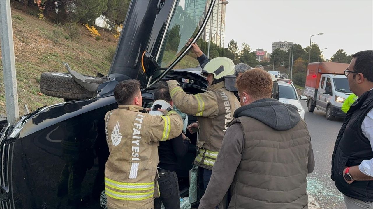 Ümraniye'de Takla Atan Otomobilin Sürücüsü Hastaneye Kaldırıldı