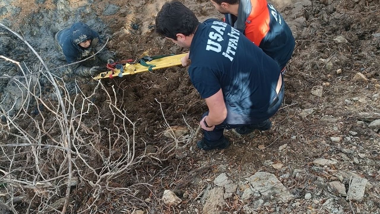 Uşak'ta Su Göletinde Çamura Saplanan Genç Kurtarıldı