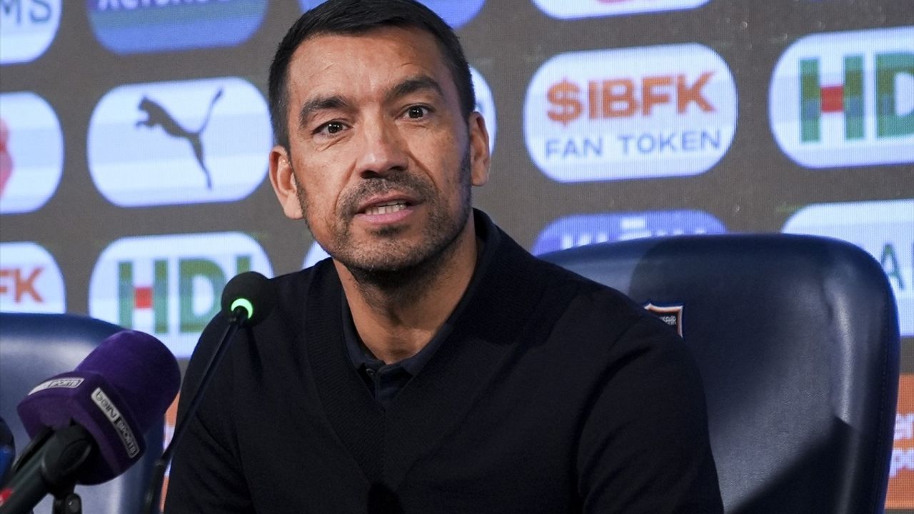 Van Bronckhorst: 'Havlu Atmadık, Göztepe Maçında Yüzde Yüzle Başlayacağız'