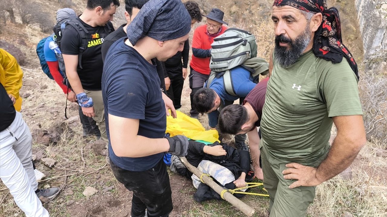 Van'da Dağcıları Kurtarma Operasyonu: Ayağı Kırılan Kadın Dağcıya Destek