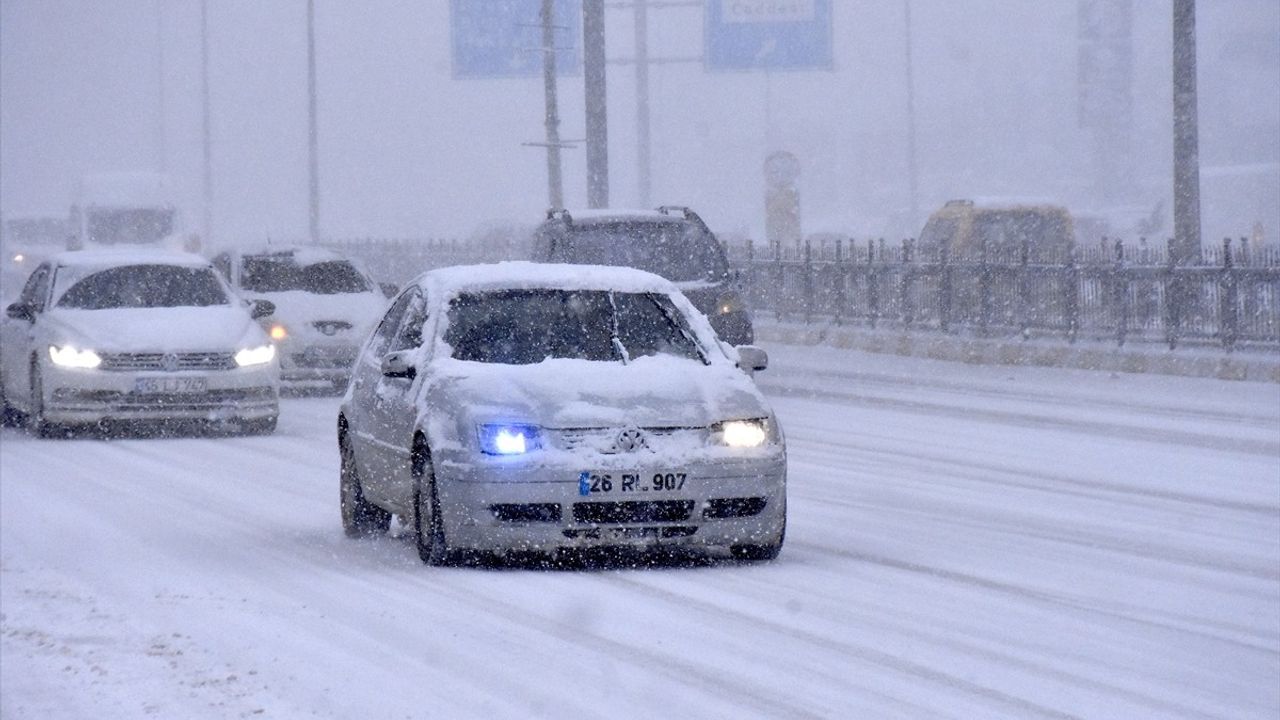 Van'da Kar Yağışı ve Tipi Sürücülere Zor Anlar Yaşatıyor