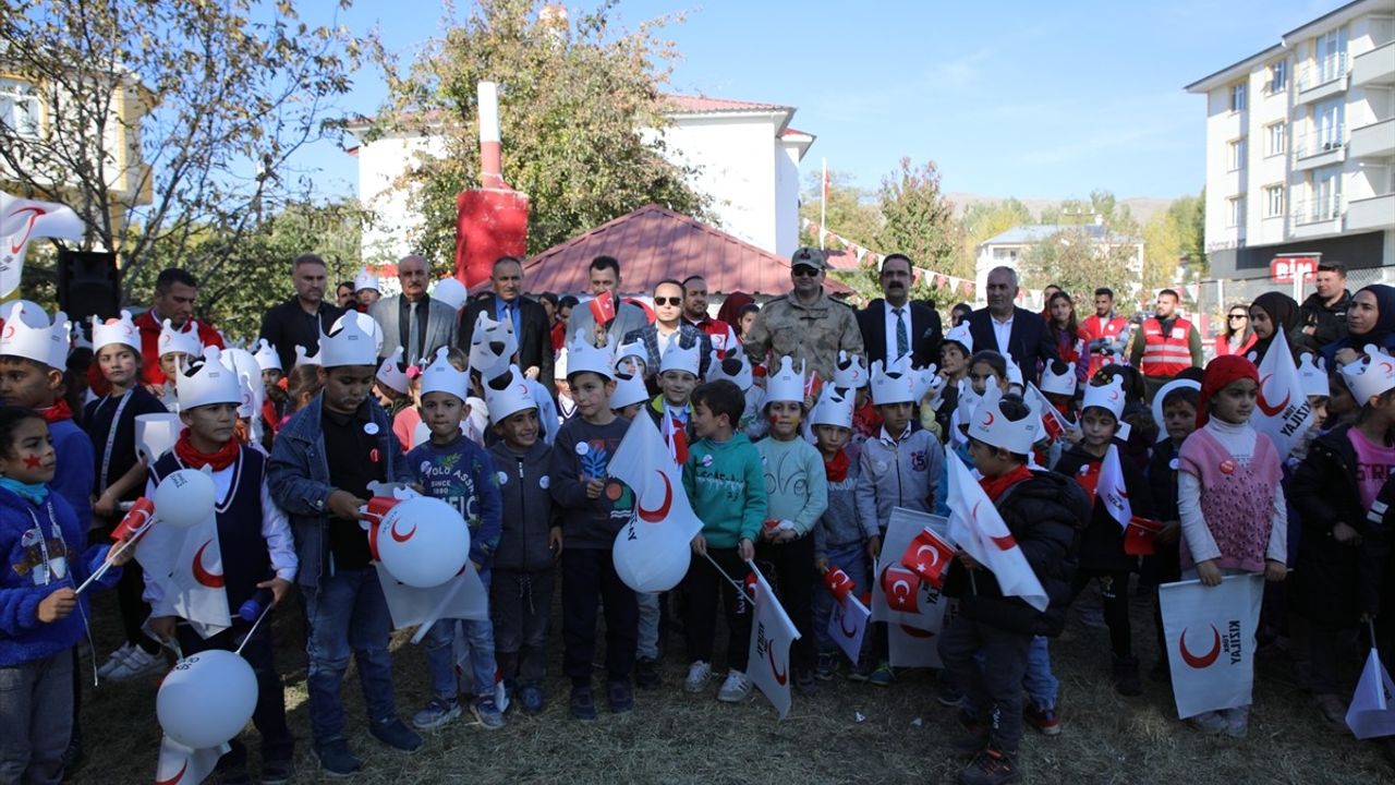 Van'da Öğrenciler ve Özel Gereksinimli Çocuklar İçin Kızılay Haftası Etkinliği