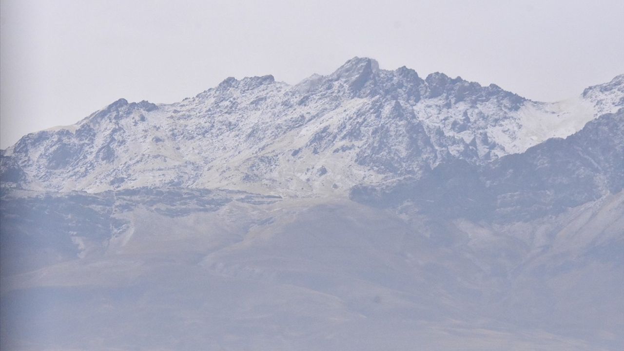 Van ve Hakkari'nin Yüksek Kesimlerinde Kar ve Sis Etkili Oldu