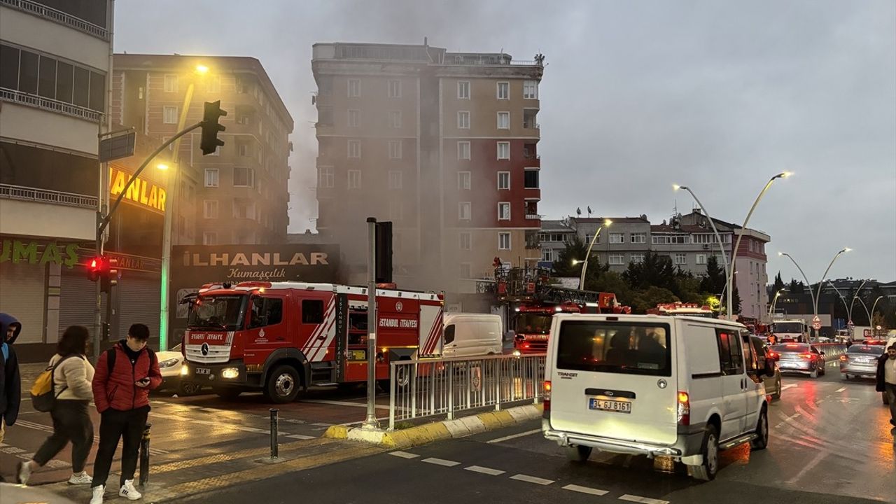 Zeytinburnu'nda Tekstil Deposunda Yangın Kontrol Altına Alındı