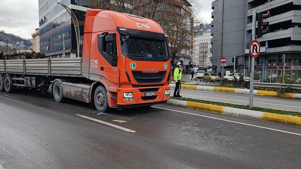 Zonguldak'ta Tırın Çarptığı Yaya Ağır Yaralandı