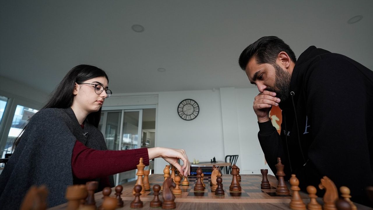 4 Yaşında Satranç Öğrenen Gülenay Aydın, 200'ün Üzerinde Madalya Kazandı