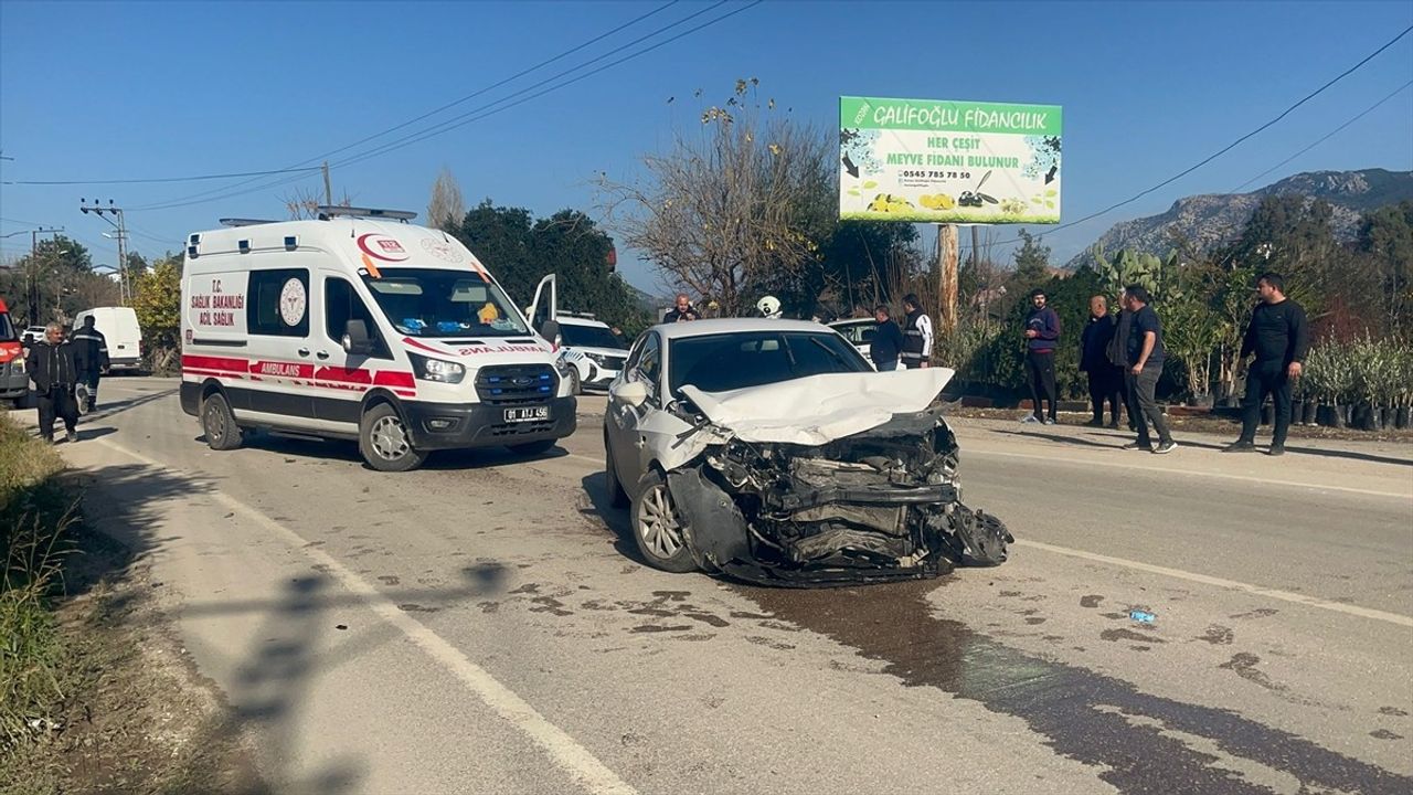 Adana'da Cip ve Otomobil Çarpıştı: 4 Yaralı