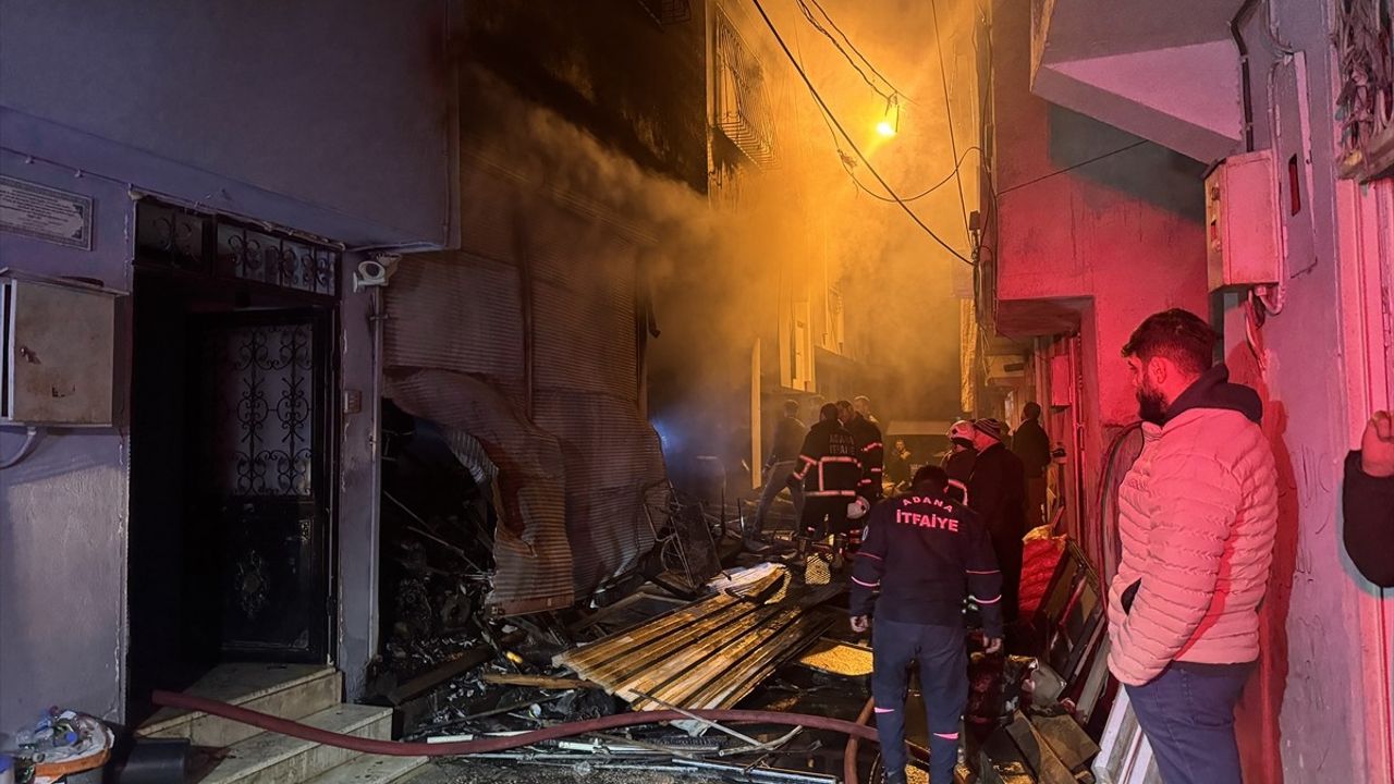 Adana'da Hurda Deposunda Yangın: 5 Kişi Dumandan Etkilendi