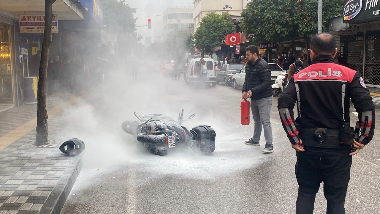 Adana'da Motosiklet Yangını: Arızalı Araç Ateşe Verildi