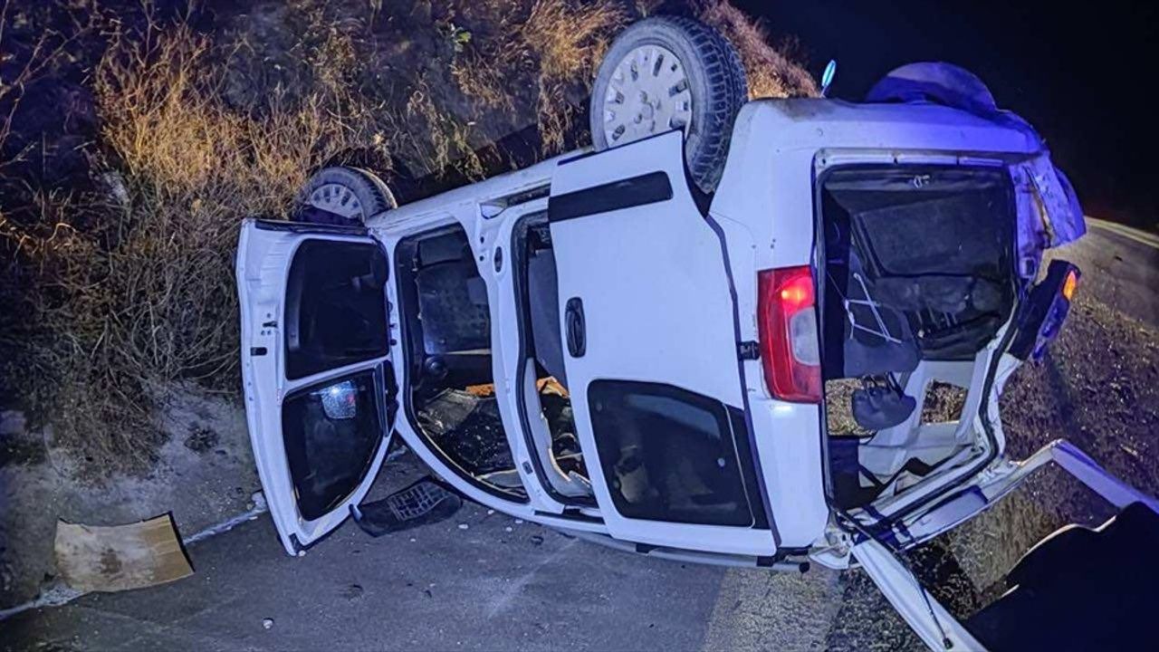 Afyonkarahisar'da Hafif Ticari Araç Şarampole Devrildi: 5 Yaralı