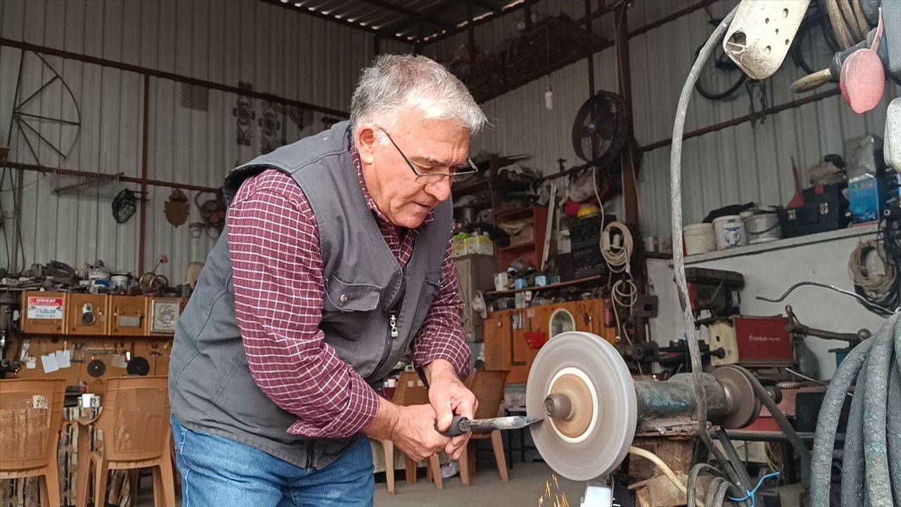 Afyonkarahisar'da Osman Usta, 53 Yıldır Ateş Başında Demir Dövüyor