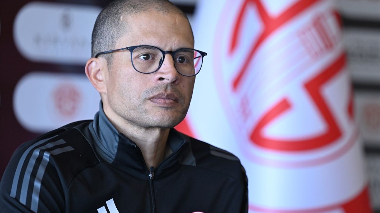 Alex de Souza, Antalyaspor'da İstifayı Düşünmüyor ve 2 Yılını Tamamlamak İstiyor