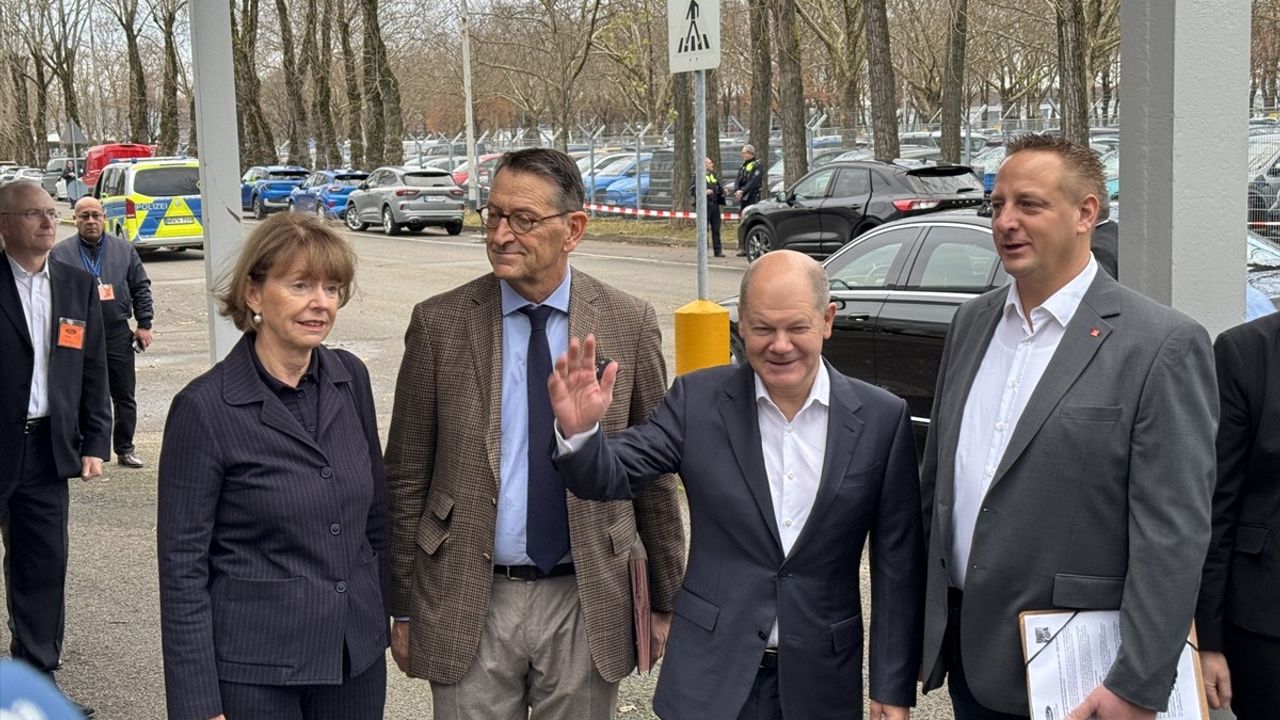 Almanya Başbakanı Scholz, Köln'deki Ford Fabrikasını Ziyaret Etti