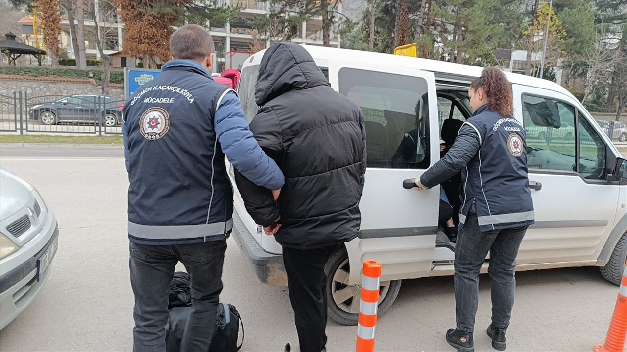 Amasya'da Göçmen Kaçakçılığı Operasyonu: 2 Zanlı Tutuklandı