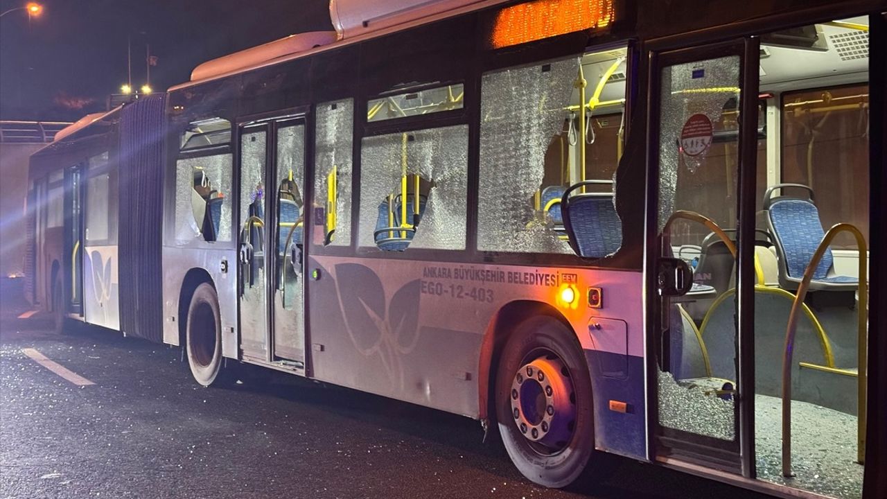 Ankara'da Belediye Otobüsünün Camlarını Kıran Şüpheli Gözaltına Alındı