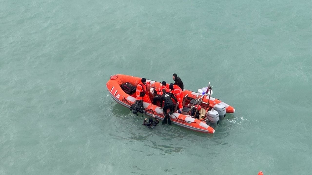 Antalya'da Falezlerden Denize Düşen Kişiyi Arama Çalışmaları Devam Ediyor