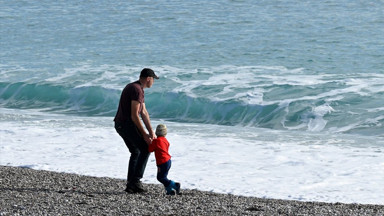 Antalya'da Güneşli Hava Denizi Doldurdu