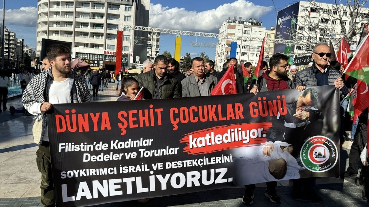 Antalya'da İsrail'in Filistin'e Yönelik Saldırılarına Protesto Gösterisi