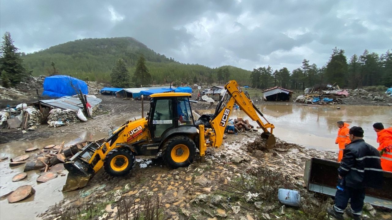 Antalya'da İtfaiye Ekipleri 164 Su Baskınına Müdahale Etti