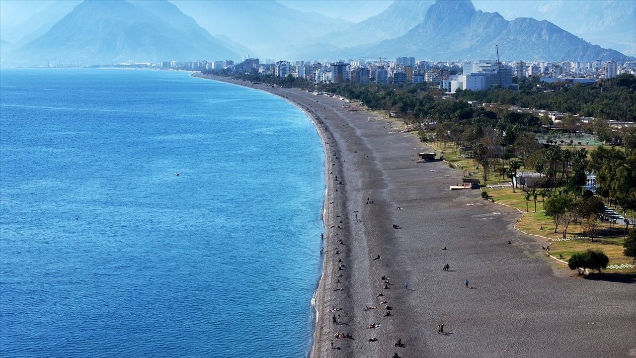 Antalya'da Kar ve Deniz Keyfi Bir Arada: Güneşli Havada Plajlar Şenlendi