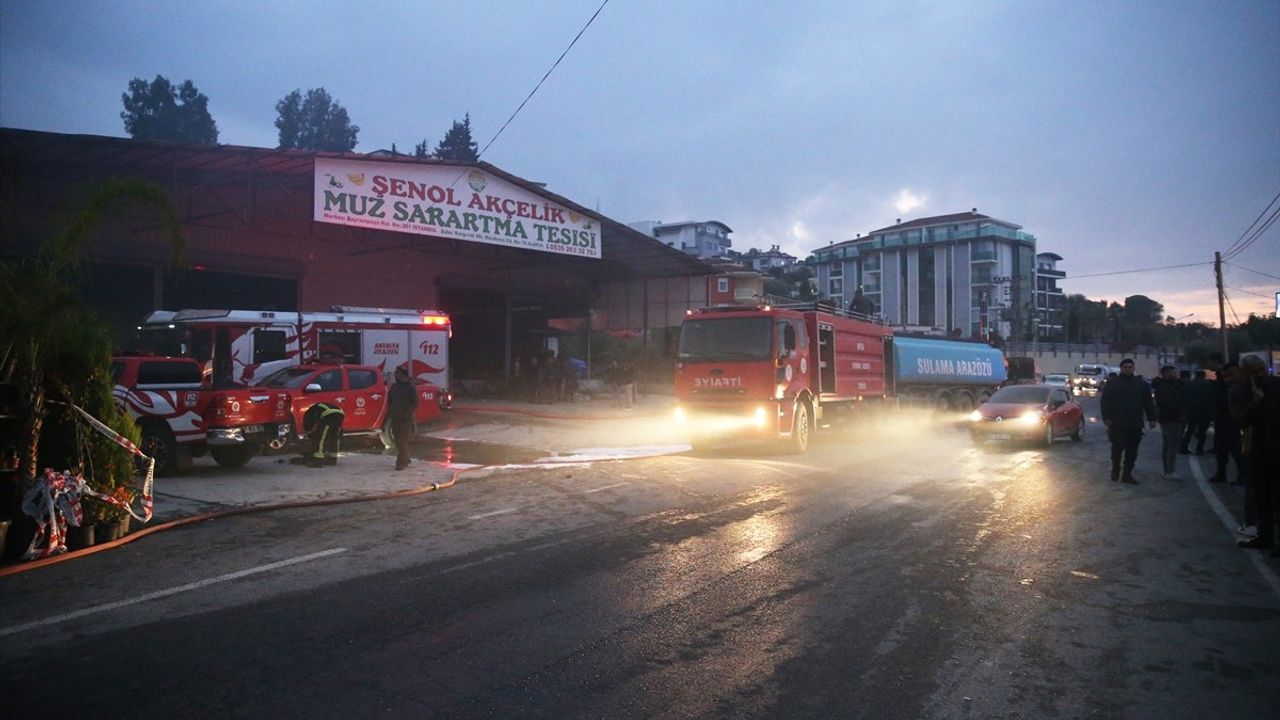 Antalya'da Mobilya ve Beyaz Eşya Deposunda Yangın Kontrol Altına Alındı