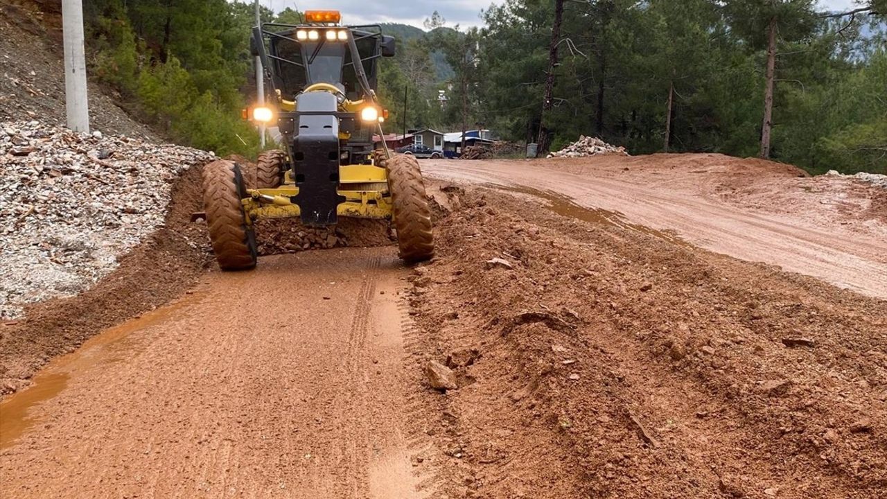 Antalya'da Sağanak ve Kar, Ulaşımı Etkiliyor