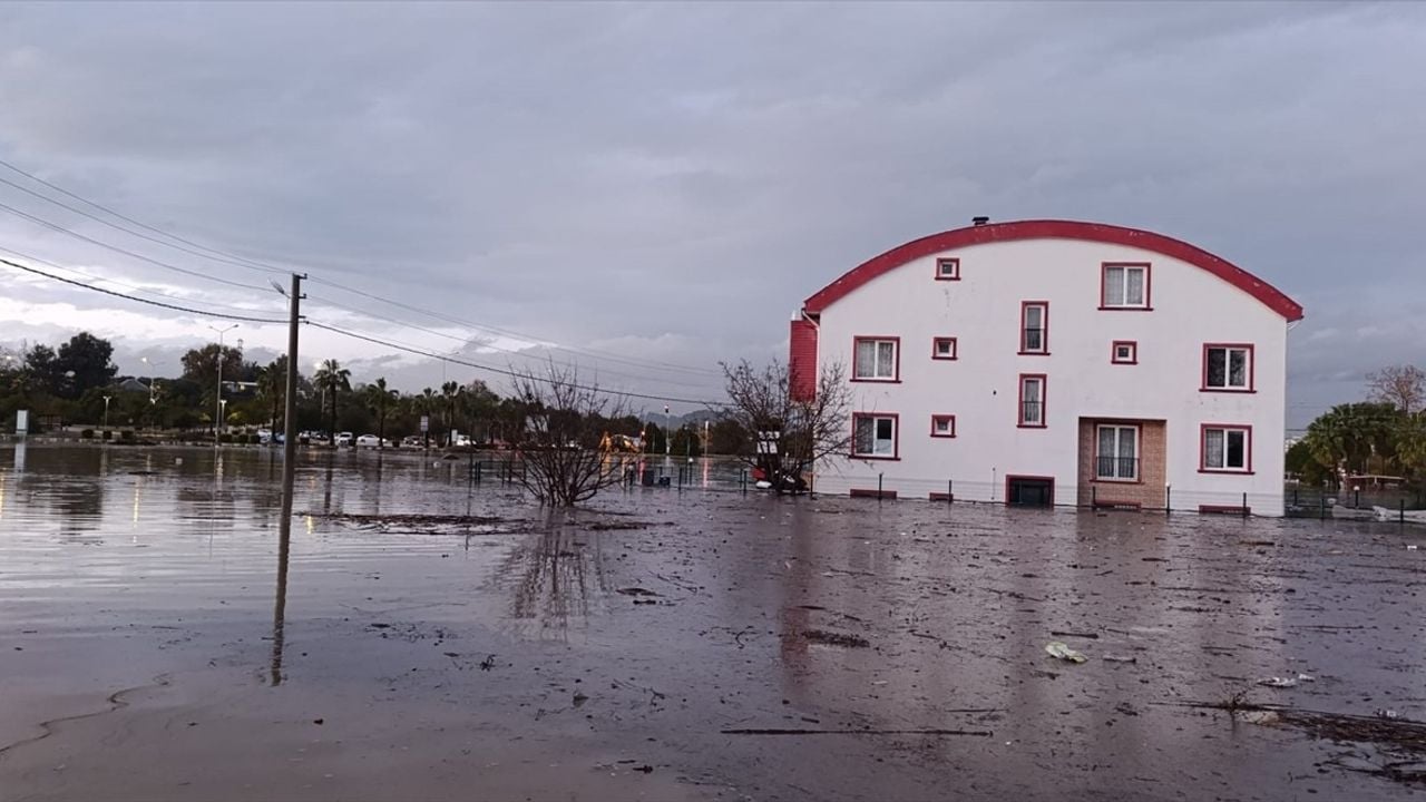 Antalya'da Şiddetli Yağış Hayatı Olumsuz Etkiledi